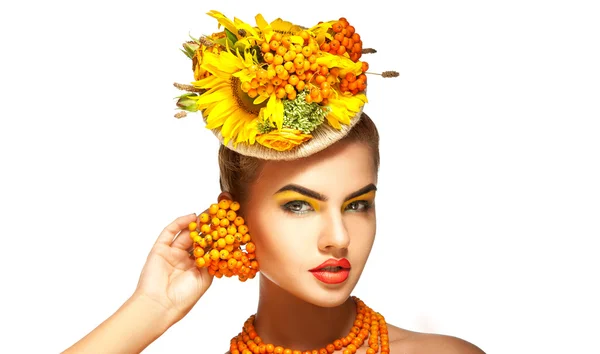 Bonito modelo de moda jovem com rowanberry na cabeça — Fotografia de Stock