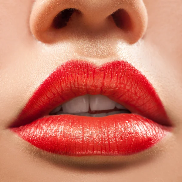 Macro foto de hermosos labios de mujer con lápiz labial rojo —  Fotos de Stock