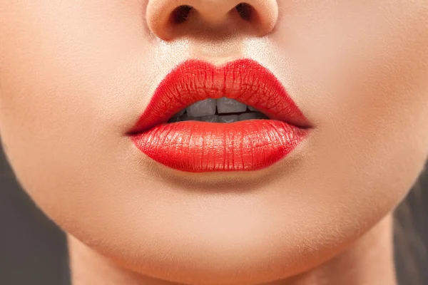 Bonitos labios de mujer de cerca con lápiz labial rojo —  Fotos de Stock