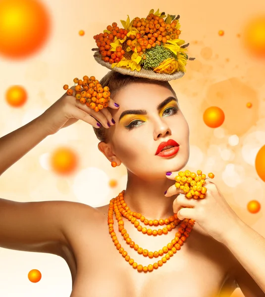 Accesorios rowan en la mujer de la moda con maquillaje de verano beuatiful —  Fotos de Stock