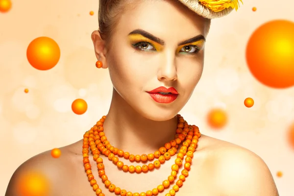 Hübsches Glamour-Mädchen mit schönem Make-up und Vogelbeerzubehör — Stockfoto