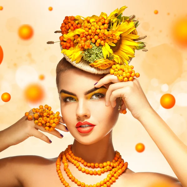 Quadratische Foto von Beauty-Mode-Modell mit orangefarbener Vogelbeerenfrisur — Stockfoto