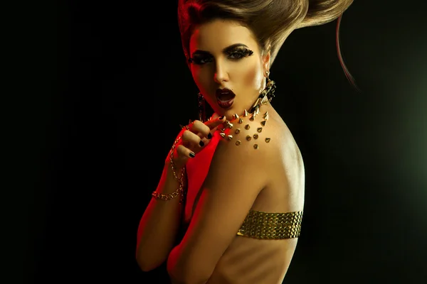 Seduction young girl with creative hairstyle and golden accessor — Stock fotografie
