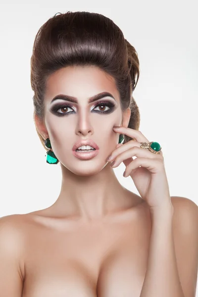 Ragazza bruna più bella con diamanti verdi e capelli creativi — Foto Stock