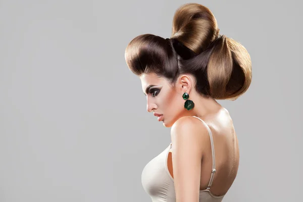 Retrato de perfil de mujer sexy joven con peinado creativo y — Foto de Stock
