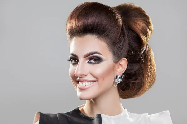 Smiling girl with nice elegant hairstyle looking at camera — Stok fotoğraf