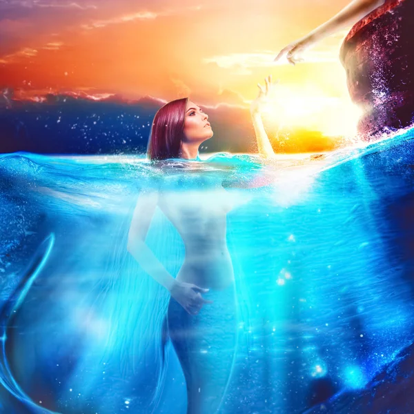 Charming mermaid emerges from ocean to the people — Stock Photo, Image