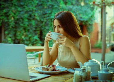 Güzel genç kız çay içmek ve açık havada rüya