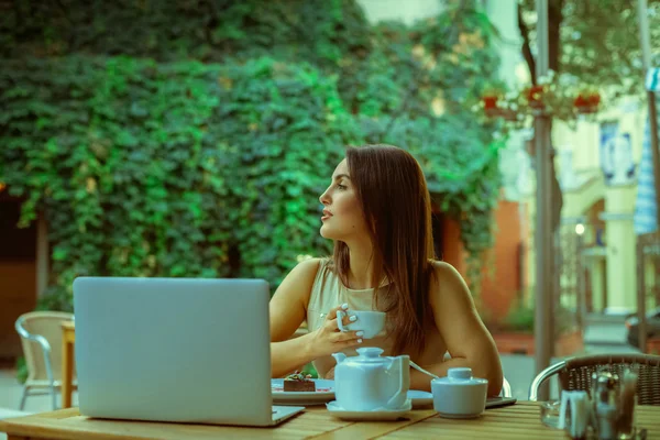 ノート パソコンと離れているお茶のカップと魅力的な少女 — ストック写真