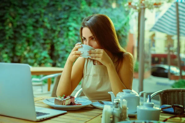 Портрет сексуальной молодой женщины пить чай из белой чашки и смотреть — стоковое фото