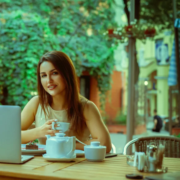 Квадратный портрет молодой деловой женщины с чашкой чая в ресторанчике — стоковое фото