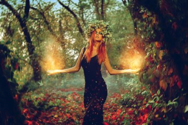 Zarif Dişileştirilmiş kız cadı sihirli ormanda çağrıştırıyor