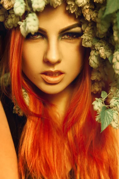 Zły redhair młoda kobieta z chmielu i włosy patrząc na kamery — Zdjęcie stockowe