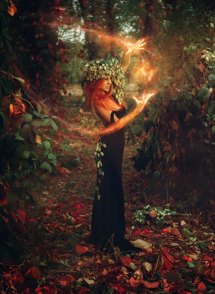 Adorável jovem feiticeiro ruivo senhora evoca na floresta — Fotografia de Stock