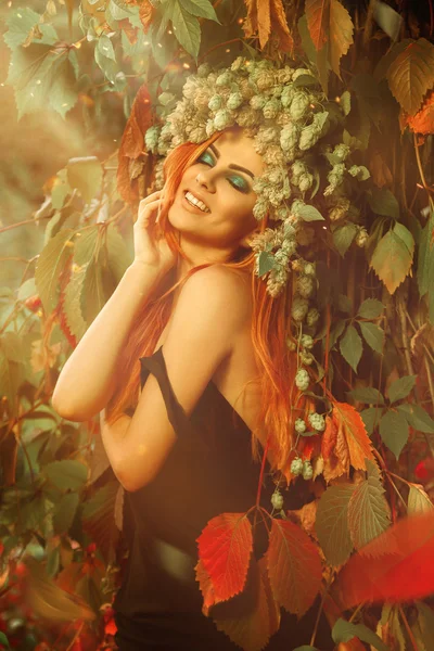 Sensuele portret van mooie jonge redhair meisje buiten smilin — Stockfoto