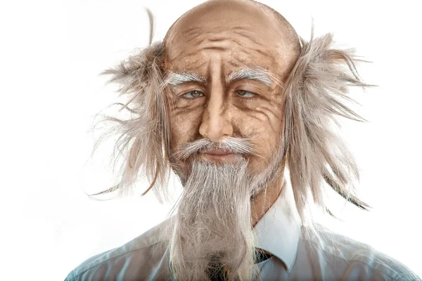 Närbild porträtt av crazy oldman på vit bakgrund — Stockfoto