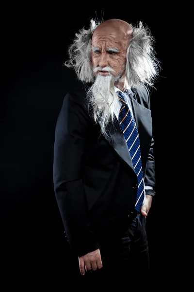 Hübscher alter Mann im schwarzen Anzug schaut weg — Stockfoto
