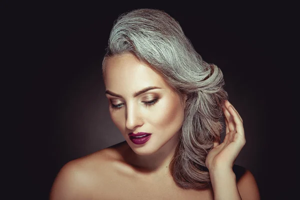 Hermosa mujer con color de pelo gris y buen maquillaje —  Fotos de Stock