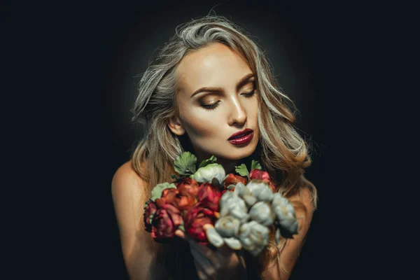 Adorabile donna con bel trucco e fiori — Foto Stock