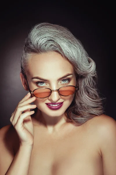 Charmig kvinna med fint sminkat och grå hårfärg i eleganta s — Stockfoto