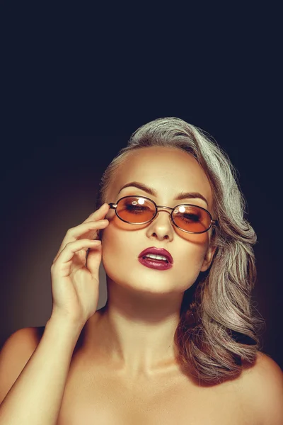 Söt kvinna med vackra makeup och snygga solglasögon — Stockfoto