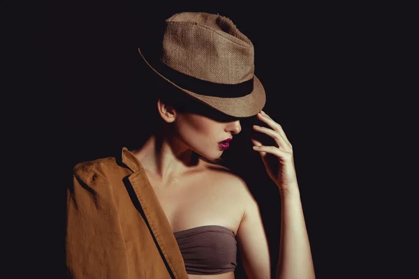 Close up foto di donna sexy in cappello stlyish su sfondo nero — Foto Stock