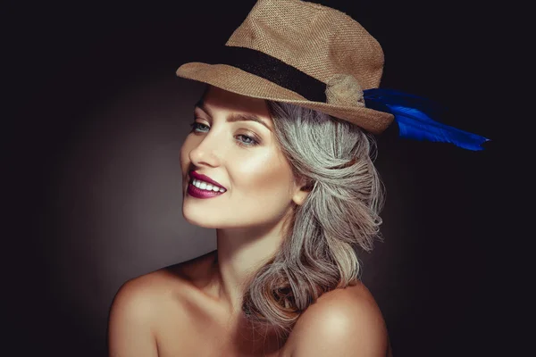 Chica linda con hermoso maquillaje y sombrero elegante sonriendo — Foto de Stock