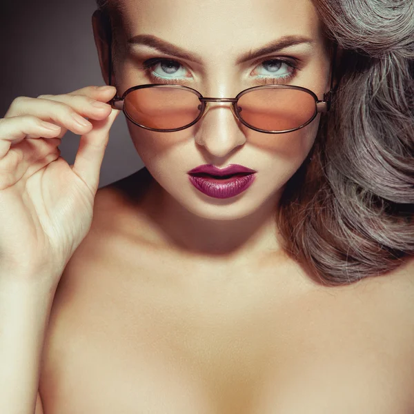 Gros plan photo de belle femme dans les lunettes de soleil à la mode et le maquillage — Photo