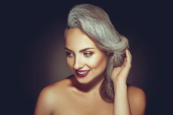 Underbara vuxen kvinna med grå hårfärg och vacker makeup — Stockfoto