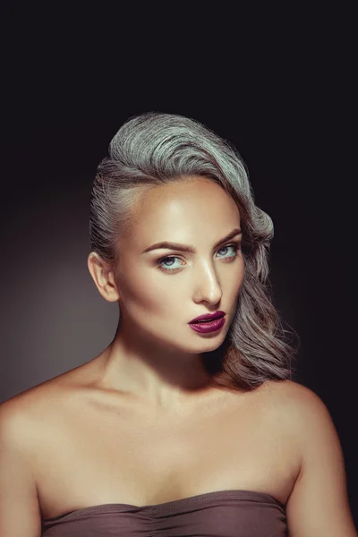 Mujer bonita con color de pelo gris y bonito maquillaje hermoso — Foto de Stock