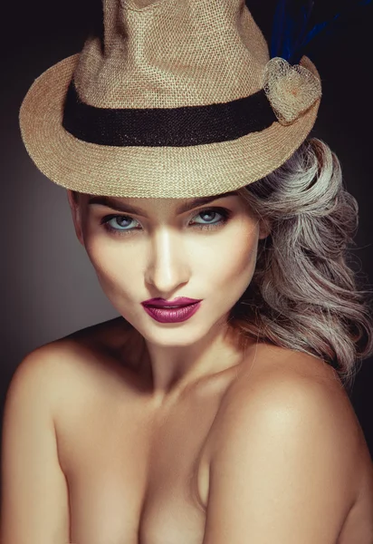 Retrato de mujer linda con maquillaje beuatiful y sombrero elegante — Foto de Stock