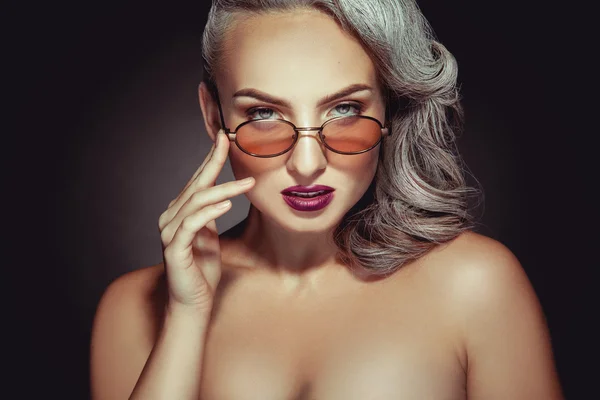 Mujer elegante con color de pelo gris y bonito maquillaje en gafas de sol —  Fotos de Stock