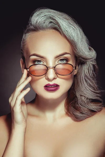 Portrait de femme mignonne dans des lunettes de soleil élégantes avec colo cheveux gris — Photo