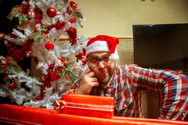 Gözlük ve santa şapka Noel ağacı yakınındaki eğlenceli inek