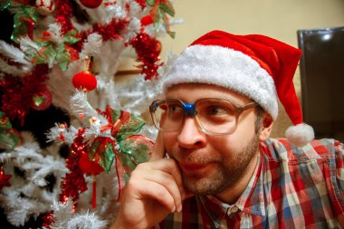 Komik christma yakın gözlük ve Noel Baba şapkalı hipster portresi