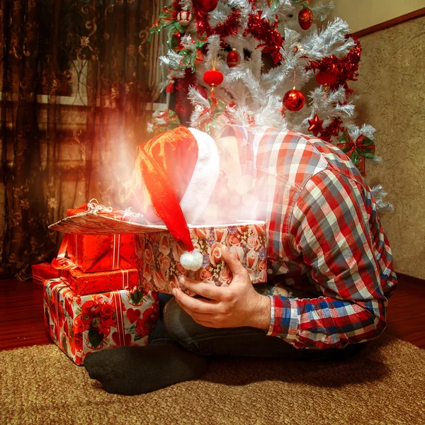 Meglepett nerd tér portréja nyitja meg a karácsonyi ajándék — Stock Fotó