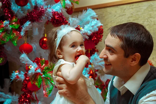Χαρούμενος ο πατέρας και η μικρή κόρη με χριστουγεννιάτικη διάθεση — Φωτογραφία Αρχείου
