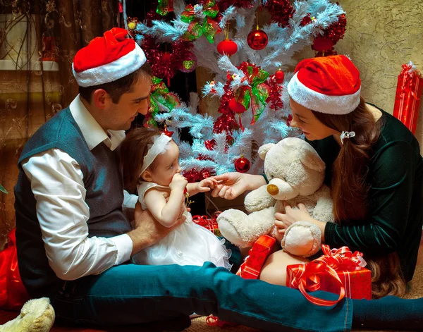 Vánoční rodina s malou holčičku — Stock fotografie