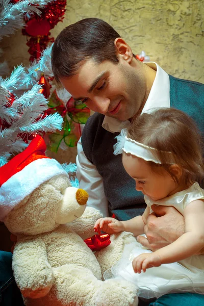 Otec hrát s jeho malá holčička v době Vánoc — Stock fotografie