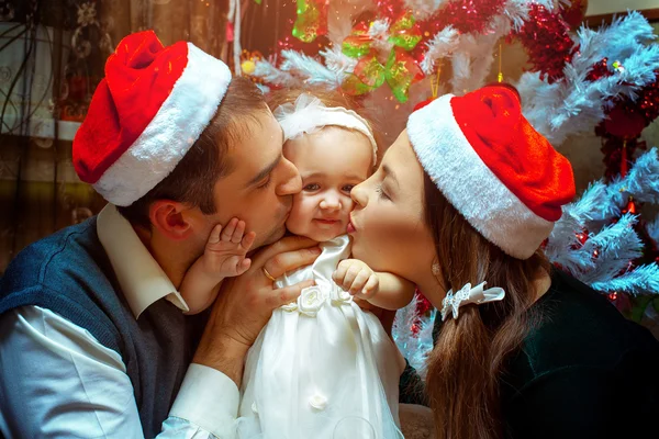 Pierwsze Boże Narodzenie z małą córeczkę — Zdjęcie stockowe