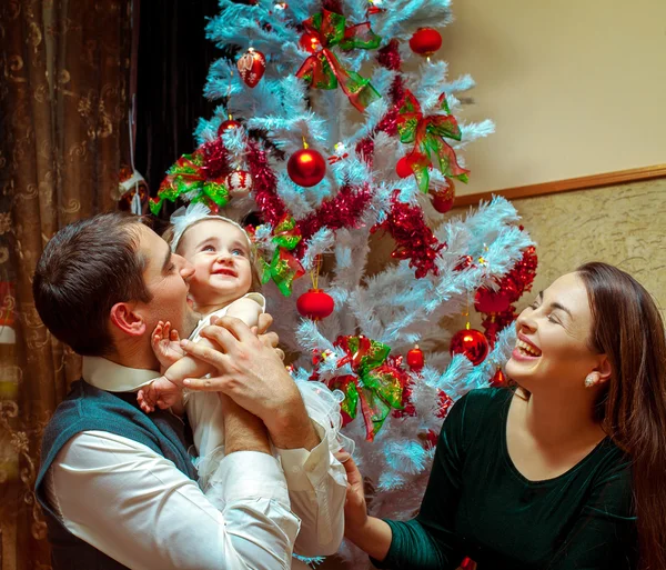 Joyeux Noël famille avec petite fille. Les parents souriant un — Photo