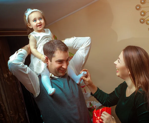 Feliz juego familiar con la niña en casa — Foto de Stock