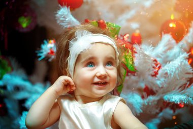 Küçük bir kız sihirli Noel portresi
