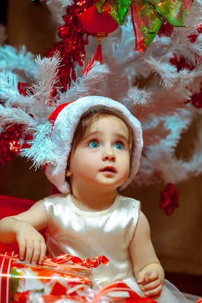 Kis baba megnyitja a karácsonyfa alatt — Stock Fotó