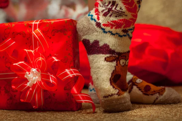 Закрой смешные рождественские носки. — стоковое фото