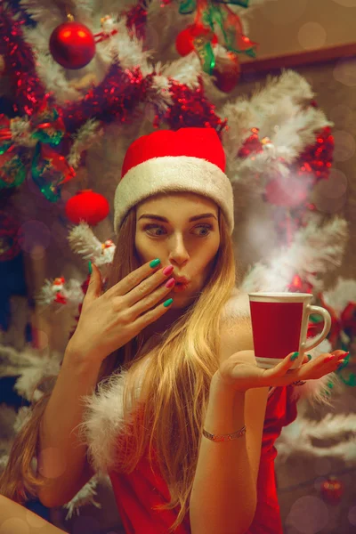 Bella ragazza con lentiggini con una tazza di tè caldo vicino al Chri — Foto Stock