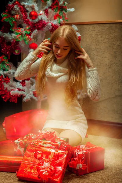 Retrato de mujer de belleza con un montón de regalos de Navidad — Foto de Stock
