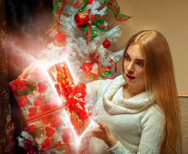 Mulher surpreendida pelo presente de Natal mágico — Fotografia de Stock