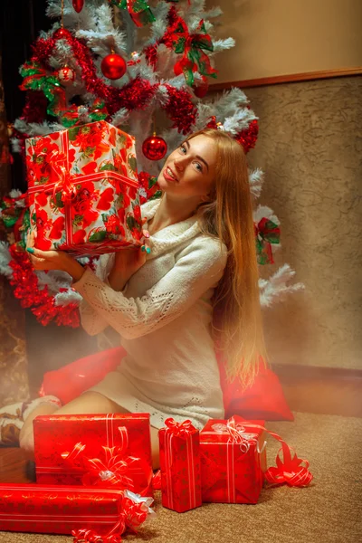 Un sacco di regali di Natale per una ragazza dai capelli rossi soddisfatta — Foto Stock