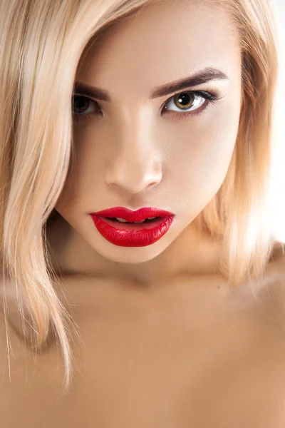 Close up portrait of cute blonde girl with nice makeup and healthy skin — 图库照片